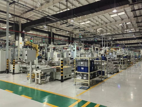 自動(dòng)物流車來(lái)回穿梭,機(jī)器人自動(dòng)上下物料,嘉定智能工廠未來(lái)感十足